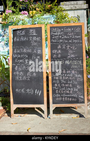 Cafe sign in Englisch und Chinesisch, alte Stadt, Chiang Mai, Thailand Stockfoto