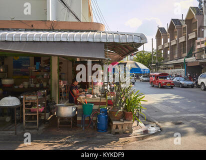 Luft essen Anbieter auf einer Straße Ecke öffnen, alte Stadt, Chiang Mai, Thailand Stockfoto