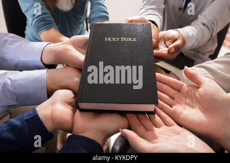 Bibel in den Händen der unterschiedlichen Menschen Stockfoto