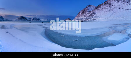 Haukland Beach auf den Lofoten in Nord-Norwegen an einem kalten Wintermorgen. Stockfoto