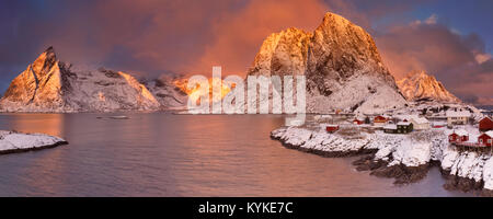 Spektakuläre Licht über dem Dorf Reine auf die Lofoten, Nördliche Norwegen im Winter. Stockfoto