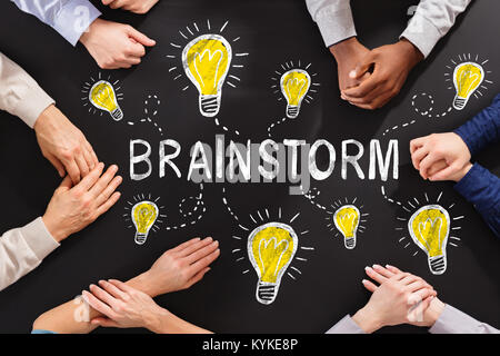 Nahaufnahmen der Hände mit Brainstorming Konzept auf Blackboard Stockfoto