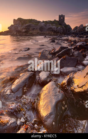 Sonnenaufgang am Kinbane Head mit den Ruinen der Kinbane Castle an der Causeway-Küste in Nordirland. Stockfoto