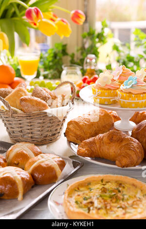 Frühstück oder Brunch Tabelle mit allerlei leckeren Delikatessen bereit für ein Ostern Essen gefüllt. Stockfoto