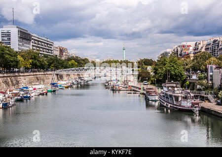 Sportboote in Port de l'Arsenal Anbindung an die Canal Saint Martin auf der Bastille. Stockfoto