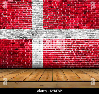 Dänemark Flagge auf ziegelmauer mit Parkettboden lackiert Stockfoto