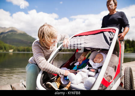 Senior Paar mit Enkel in jogging Stroller. Stockfoto