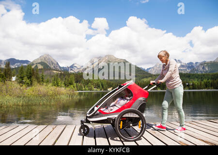 Ältere Frau und Kinder in Jogger, Sommertag. Stockfoto