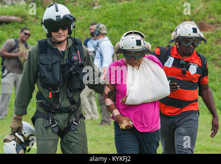 DOMINICA (Sept. 25, 2017) Naval Aircrewman (Hubschrauber) 2. Klasse Nikolaus Glas Hubschrauber Meer Combat Squadron 22 (HSC 22), angeschlossen an den amphibischen Angriff Schiff USS Wasp (LL 1), bereitet eine verletzte Bewohner für Evakuierung nach dem Landfall Hurrikan Maria. Dominica Bewohner werden von ihrer Insel zu den nahe gelegenen Inseln Martinique und Guadalupe evakuiert. Das Verteidigungsministerium ist die Unterstützung der US-Behörde für Internationale Entwicklung (USAID), die Leitung der Föderalen Agentur, dabei helfen, die Betroffenen durch den Hurrikan Maria Leiden zu minimieren und ist eine Komponente o Stockfoto