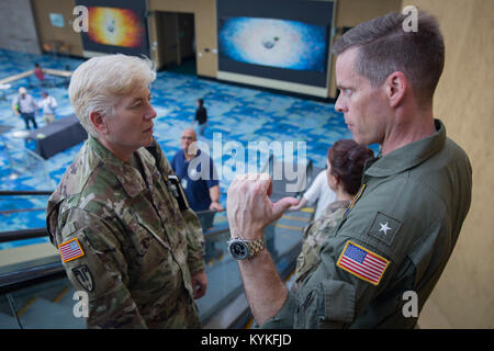 SAN JUAN, Puerto Rico (Sept. 26, 2017) der hinteren Adm. Jeff Hughes, Commander, Expeditionary Strike Group 2, an Bord der Amphibisches Schiff USS Kearsarge (LHD 3), spricht mit Puerto Rico's National Guard Regisseur Armee Brig. Gen. Gisele Wilz über gemeinsame Aktionen. Kearsarge unterstützt mit Hilfsmaßnahmen in den Wirbelsturm Maria. Das Verteidigungsministerium ist die Unterstützung der Federal Emergency Management Agency, die Leitung der Föderalen Agentur bei der Unterstützung der Betroffenen durch den Hurrikan Maria Leiden zu minimieren und ist ein Bestandteil der gesamten-von-Reaktion seitens der Regierung. (U. Stockfoto