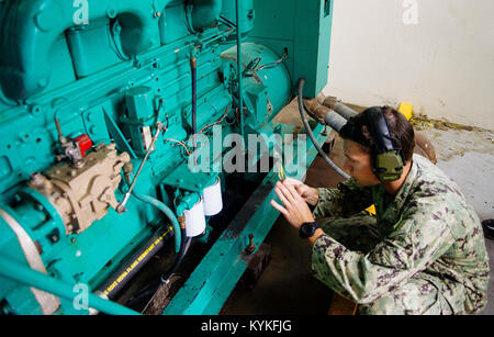 UTUADO, Puerto Rico (Sept. 26, 2017) Bau Elektriker 3. Klasse Josua Reding, Bau Bataillon Wartungseinheit 202 zugeordnet, inspiziert ein Generator an der Metropolitano De La Montana Krankenhaus in Puerto Rico. Das Verteidigungsministerium ist die Unterstützung der Federal Emergency Management Agency, die federführende Bundesbehörde, dabei helfen, die Betroffenen durch den Hurrikan Maria Leiden zu minimieren und als ein Bestandteil des gesamten-von-Reaktion seitens der Regierung Bemühungen. (U.S. Marine Foto von Gunners Mate 1. Klasse Jonathan Eddy/Freigegeben) 170926-N-IM-651-006 Stockfoto