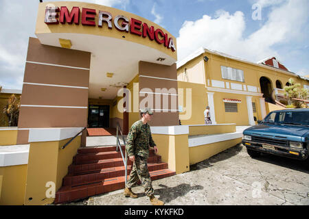 CEIBA, Puerto Rico (Okt. 2010) 1, 2017) U.S. Navy Hospital Corpsman 1. Klasse John E. Cantu, zu Bataillon Landung Team zugewiesen, 2.BATAILLON, 6 Marine Regiment, 26 Marine Expeditionary Unit (26 MEU), Abfahrt Krankenhaus Oriente nach einer Neubewertung der medizinischen und betrieblichen Anforderungen, der zuvor im Rahmen der Hilfsmaßnahmen für die Opfer von Hurrikan Maria in Aguadilla, Puerto Rico, 1. Oktober 2017 beantragt. Das Verteidigungsministerium ist die Unterstützung der Federal Emergency Management Agency, die federführende Bundesbehörde, dabei helfen, die Betroffenen durch den Hurrikan Maria Leiden zu minimieren und ist eine Komponente der Stockfoto