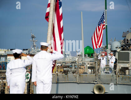 PEARL HARBOR (Okt. 2010) 2, 2017) Seaman Recruit Jessika Delagado, Links, und Elektronik Techniker Seemann Mark Hefti post für morgen Farben detail vor dem Stern, auf Halbmast, auf dem Flugdeck der Arleigh-Burke-Klasse geführte Anti-raketen-Zerstörer USS Michael Murphy (DDG112). Michael Murphy ist Fliegen die Fahne auf Halbmast die Opfer der 1. Oktober 2017 in Las Vegas zu ehren. (U.S. Marine Foto von Mass Communication Specialist 3. Klasse Justin R. Pacheco/Freigegeben) 171002-N-NU 281-0066 Stockfoto