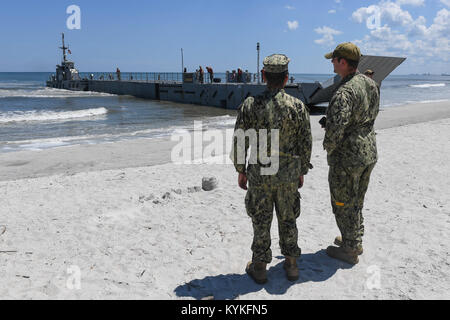 JACKSONVILLE, Fla. (Aug. 16, 2017) Segler zugeordnet Naval Beach Group (CNBG) 2 Uhr als Leichterung system Causeway Fähre zugeordnet Beach Master Unit (BMU) 2 Grundstücke am Strand während der maritimen Vorpositionierung Kraft ausüben (MPFEX). Die Übung ist darauf ausgerichtet, die Mannschaft zu bieten die Möglichkeit, auspacken Praxis und Vorbereitung ein Schiff voll mit Ausrüstung und Transport zum Strand zu re-Versorgung von Bodentruppen. (U.S. Marine Foto von Mass Communication Specialist 3. Klasse Michael Lopez/Freigegeben) 170816-N-TP 832-091 Stockfoto