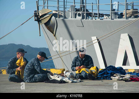 CHINHAE, Republik Korea (Okt. 23, 2017) Segler des Bluträchers zugeordnet - Klasse meine Gegenmaßnahmen Schiff USS Chief (MCM 14) routinemäßige Wartungsarbeiten durchführen auf einem Leben Beschützer in der Vorbereitung für eine Überprüfung und Besichtigung (INSURV). Chief, Teil des Bergwerks Gegenmaßnahmen Squadron 7 und Amphibious Force 7 Flotte, ist die Ausbildung seiner Fähigkeiten, die mit der Arbeitsuche, Klassifizierung und Zerstörung festgemacht und unten Minen zu verbessern. (U.S. Marine Foto von Mass Communication Specialist 2. Klasse Jordanien Ducken/Freigegeben) 171023-N-IO 414-035 Stockfoto