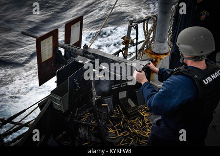 Atlantik (Nov. 4, 2017) Cryptologic Techniker (Technische) Seaman Stephen Smith feuert eine.50-Kaliber Gewehr während einer Waffen Qualifikation Kurs an Bord der Arleigh-Burke-Klasse geführte Anti-raketen-Zerstörer USS Oscar Austin (DDG79). Das Schiff ist auf einem routinemäßigen Einsatz für die nationale Sicherheit der USA Interessen in Europa und der zunehmenden Theater Sicherheit gute Zusammenarbeit und freuen uns naval Präsenz in den USA 6 Flotte Bereich der Operationen. (U.S. Marine Foto von Mass Communication Specialist 2. Klasse Ryan Utah Kledzik/Freigegeben) 171104-N-UY 653-506 Stockfoto