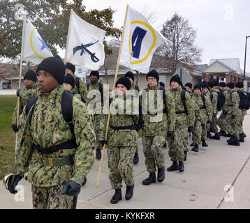 GREAT LAKES, Illinois (Nov. 14, 2017) Rekruten märz hinunter die Straße am Training Befehl Rekrutieren (RTC) beim Tragen der Marine Arbeiten Einheitliche (Nwu) Typ III Uniformen. Die neue Tarnung Uniformen gestartet werden eingehende Rekruten bei RTC im Oktober herausgegeben. Etwa 30,000-40,000 Rekruten Absolvent RTC jährlich. (U.S. Marine Foto von Scott A. Thornbloom/Freigegeben) 171114-N-IK 959-765 Stockfoto