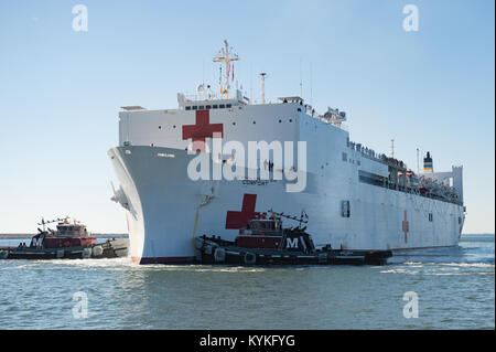 NORFOLK (Nov. 20, 2017) Das Hospital Ship USNS Comfort (T-AH 20) kehrt in die Naval Station Norfolk nach zur Unterstützung humanitärer Hilfsmaßnahmen bereitgestellt wird. Komfort zurück von der Unterstützung der Federal Emergency Management Agency, der Leitung der Organisation sowie des Bundes und der örtlichen Behörden zu helfen, die in Puerto Rico betroffen durch den Hurrikan Maria. (U.S. Marine Foto von Mass Communication Specialist Seaman Patrick T. Bauer/Freigegeben) 171120-N-LK 932-0027 Stockfoto