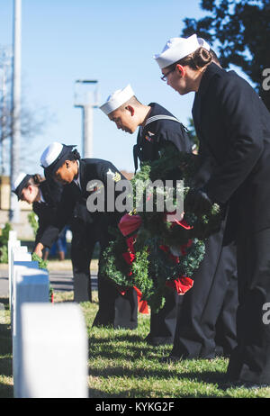 HAMPTON, Virginia (31. 16, 2017) Segler, die Nimitz-Class Flugzeugträger USS George Washington (CVN 73) legen Kränze Kränze über Amerika während einer Zeremonie im Hampton National Friedhof statt. George Washington Segler, Veteranen, und freiwilligen Helfern mehr als 7.000 Kränze während der Veranstaltung. George Washington befindet sich in einem Tank- und komplexen Überholung (RCOH) bei Newport News Werft. RCOH ist ein fast 4-jährigen Projekt nur einmal während einer Fluggesellschaft, die 50-jährige Nutzungsdauer, einschließlich Betankung von zwei nukleare Reaktoren des Schiffes, sowie bedeutende Reparatur, Upgrad Stockfoto