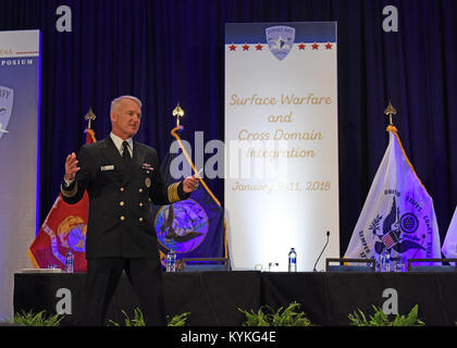 CRYSTAL CITY, Virginia (Jan. 9, 2018) Vizepräsident Adm. Thomas S. Rowden, Commander, Naval Surface Forces, Adressen Teilnehmer des 30. Nationalen die Oberfläche der Marine Association Symposium. Das diesjährige Symposium konzentrierte sich auf die "Kräfte und Domänenübergreifende Integration', die gemeinsame Verfahren und kombinierten Übungen auf dem Luft-, Land-, See-, Raum- und Cyberspace Domains in Vorbereitung Highlights für ein leistungsfähigeres und integrierten Naval Surface Force. (U.S. Marine Foto von Mass Communication Specialist 3. Klasse Timothy Hale/Freigegeben) 180109 - N-TV 402-108 Stockfoto