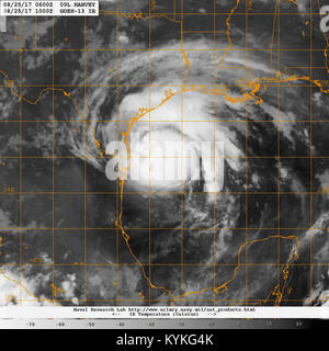 Golf von Mexiko (Aug. 25, 2017) Eine Infrarot Satellitenbild von Hurrikan Harvey, ein Hurrikan der Kategorie 2 auf der Saffir-Simpson-Skala. Harvey bewegt sich in Richtung Nordwesten in der Nähe von 10 mph (15 km/h), und diese allgemeine Motion wird voraussichtlich in den nächsten Tagen fortzusetzen. Auf die Prognose Track, Harvey wird auf der mittleren Texas Küste heute abend Landfall oder frühen Samstag. Harvey ist dann wahrscheinlich in der Nähe oder einfach nur im Hinterland der Mitte Texas Küste durch das Wochenende. Maximale kontinuierliche Winde sind in der Nähe von 105 mph (165 km/h) mit höheren Böen. Einige Stärkung ist möglich, und Harvey wird erwartet Stockfoto