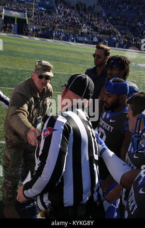 Brig. Gen. Scott Campbell beteiligt sich an der Münze für die jährlichen Regler-schale zwischen Großbritannien und UofL Sa. 07.11.25. an Kroger Feld in Lexington, Ky werfen. (U.S. Army National Guard Foto von Maj. Stephen D. Martin) Stockfoto