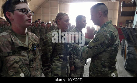 Spc. Kiley Vonlintel erhält die Army Achievement Medal für ihre ausgezeichnete Leistung bei Mobilisierung während der Ausbildung in Fort Bliss, Texas durchgeführt. Soldaten wurden für ihre hervorragenden Leistungen durch ihre Beobachter Controller, die ihre platoon an einem Tag trainiert ausgewählt werden, während bei der Mobilisierung (US-Site. Army National Guard Foto von 1 Leutnant Tyler Cope) Stockfoto