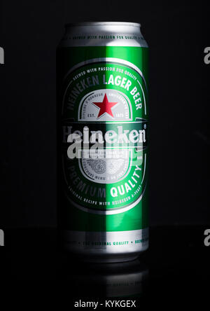 LONDON, Großbritannien - 02 Januar, 2018: Aluminium kann von Heineken Lagerbier auf schwarzem Hintergrund. Heineken ist das Flaggschiff der Heineken International Stockfoto