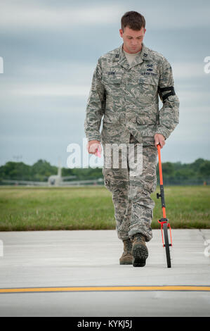 Capt Jeff Clark, ein Flugplatz Management Offizier von der Kentucky Air National Guard 123. Kontingenz Response Group, misst der Flightline zu bestimmen, ein Flugzeug parken planen am MidAmerica St. Louis Airport in Mascoutah, Illinois, am 5. August 2013, im Rahmen der Übung Gateway Erleichterung, ein unter der Regie von US Transportation Command Erdbebenhilfe-Szenario. Die 123. ist gemeinsam mit der US-Armee Aktivaufgabe 689th schnelle Port Öffnungselement aus Fort Eustis, Virginia, aufzustehen und betreiben eine gemeinsame Task Force-Port-Öffnung, verbindet ein Air Force Antenne Port der Ausschiffung mit einer Armee Stockfoto