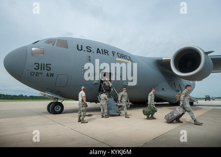 Mitglieder der Kentucky Air National Guard 123. Kontingenz Reaktionsgruppe angekommen MidAmerica St. Louis Airport in Mascoutah, Illinois, am 6. August 2013, nach der Bereitstellung von Louisville, Kentucky, an Bord eines Mississippi Air National Guard c-17 aus der 172. Airlift Wing. Die Flieger sind gemeinsam mit Soldaten der US Army Aktivaufgabe 689th schnelle Port Öffnungselement aus Fort Eustis, Virginia, aufzustehen und betreiben eine gemeinsame Task Force-Port-Öffnung durch Aug. 9 im Rahmen eines unter der Regie von US Transportation Command Erdbebenhilfe Szenarios zugeordnet. JTF-PO, verbindet ein Air Force Antenne Port Stockfoto