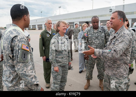 Generalmajor Barbara Faulkenberry, stellvertretender Kommandeur der 18. Air Force diskutiert Übung Gateway Relief mit Colonel Mark Heiniger (rechts), Kommandeur der 123. Kontingenz Reaktionsgruppe der Kentucky Air National Guard, und Army Captain Charles Green (links), Kommandeur der 689th schnelle Port Öffnungselement aus Fort Eustis, Virginia, an der Flightline MidAmerica St. Louis Airport in Mascoutah, Ill., am 7. August , 2013. 123. und 689th haben sich zusammengetan, durch Aug. 9, eine gemeinsame Task Force-Port-Öffnung zu betreiben, ein Air Force Antenne Port Anlegehäfen kombiniert mit einer Armee LKW-Transport und Verteilung Stockfoto