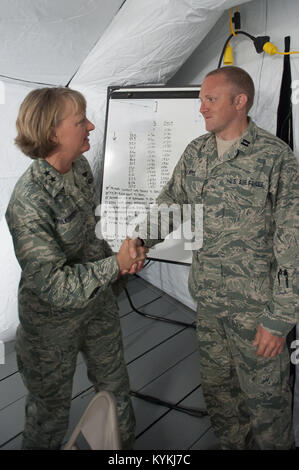 Generalmajor Barbara Faulkenberry, stellvertretender Kommandeur des 18. Air Force, Gespräche mit Kapitän Joshua Elwell, Intelligence Officer für 123 die Kentucky der Air National Guard Contingency Response Group, während der Übung Gateway Entlastung am MidAmerica St. Louis Airport in Mascoutah, Illinois, am Aug 7, 2013. Der 123 ist die Zusammenarbeit mit der US Army 689th Schnelle Öffnung ein Element in Fort Eustis, Virginia, durch 9, das Erdbeben auszuführen - Antwort Szenario, die für den Empfang und die Verteilung von der Katastrophe Hilfsgüter. (U.S. Air National Guard Foto von Maj. Dale Greer/Freigegeben) Stockfoto