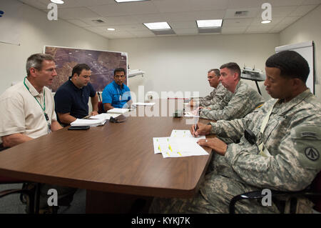 Kol. Mark Heiniger, Kommandant der Kentucky Air National Guard 123. Kontingenz Reaktionsgruppe, Oberstleutnant Bruce Bancroft, Direktor des Joint Operations Center für Übung Gateway Relief und Captain Charles Greene, Kommandeur der US-Armee 689th schnelle Port Öffnungselement in Fort Eustis, Virginia, kurze fiktive Vertreter der Federal Emergency Management Agency am MidAmerica St. Louis Airport in Mascoutah , Ill., am 7. August 2013, im Rahmen eines unter der Regie von US Transportation Command Erdbebenhilfe-Szenarios. Die 123. ist die Kooperation mit 689th durch Aug. 9 Bedienung ein Gelenks Stockfoto