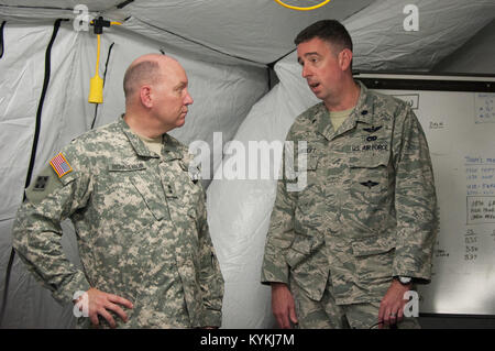 Armee Generalmajor Thomas Richardson (links), Kommandeur der Oberfläche Bereitstellung und Verteilung Befehl erläutert Übung Gateway Relief mit der Kentucky Air National Guard Oberstleutnant Bruce Bancroft, Direktor des Joint Operations Center am MidAmerica St. Louis Airport in Mascoutah, Illinois, am 7. August 2013. Der Kentucky Air Guard der 123. gemeinsam mit der US-Armee 689th schnelle Port Öffnungselement aus Fort Eustis, Virginia, durch Aug. 9 betreiben eine gemeinsame Task Force-Port-Öffnung, kombiniert eine Air Force Antenne Port Anlegehäfen mit einer Armee-Einheit LKW-Transport und Verteilung. (US Air Nati Stockfoto