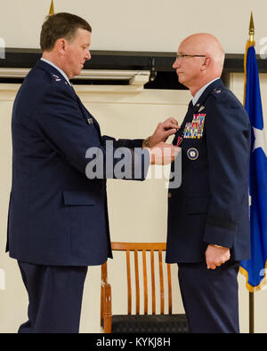 Brig. Gen. Mark Kraus (rechts), ein Kentucky Air National Scots Guards, die als Air National Guard Assistentin der Kommandeur der US Air Forces Central dient, wird die Legion des Verdienstes, erste oak leaf Cluster von Adjutant von General Kentucky zugesprochen, Generalmajor Edward Tonini, während einer Zeremonie statt 12.08.18, 2013, an der Kentucky Air National Guard Base in Louisville, Ky. Kraus wurde auch in den Rang eines Major General während der Zeremonie gefördert. (U.S. Air National Guard Foto von Airman Josua Horton) Stockfoto