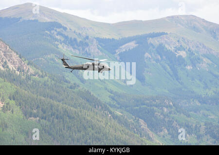 Aviation Soldaten aus Bravo Co.2.BATAILLON, 147 Aviation und 63 Theater Aviation Brigade die Höhenlage Aviation Training School (HAATS) im Gips, Colo August 2013 besucht. (Foto durch Kapitän Stephen Martin, Kentucky National Guard Public Affairs) Stockfoto