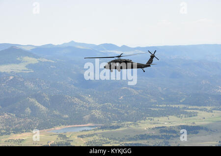 Aviation Soldaten aus Bravo Co.2.BATAILLON, 147 Aviation und 63 Theater Aviation Brigade die Höhenlage Aviation Training School (HAATS) im Gips, Colo August 2013 besucht. (Foto durch Kapitän Stephen Martin, Kentucky National Guard Public Affairs) Stockfoto