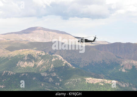 Aviation Soldaten aus Bravo Co.2.BATAILLON, 147 Aviation und 63 Theater Aviation Brigade die Höhenlage Aviation Training School (HAATS) im Gips, Colo August 2013 besucht. (Foto durch Kapitän Stephen Martin, Kentucky National Guard Public Affairs) Stockfoto