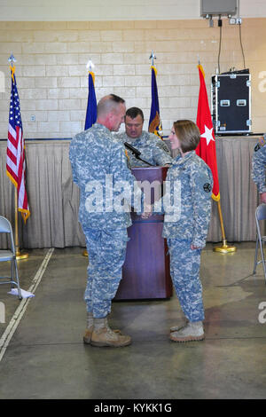 Brig. Gen. Stephen Hogan, stellvertretender Adjutant General für Ausbildung anerkennt Warrant Officer Amy Wiesen als die Ehre, Absolvent der neuesten Warrant Officer Candidate School Klasse während einer Zeremonie in Frankfort, Ky., Sept. 23, 2013. (U.S. Army National Guard Foto: Staff Sgt. Scott Raymond) Stockfoto