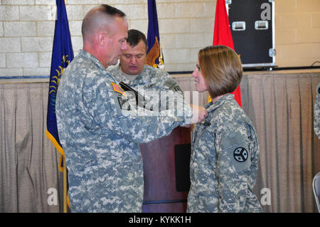 Brig. Gen. Stephen Hogan, stellvertretender Adjutant General für Ausbildung anerkennt Warrant Officer Amy Wiesen als die Ehre, Absolvent der neuesten Warrant Officer Candidate School Klasse während einer Zeremonie in Frankfort, Ky., Sept. 23, 2013. Wiesen, ein Soldat mit der Tennessee National Guard, entschied sich Kentucky Kurs, weil es erlaubt, ihre Arbeit, ihre Hochschule zu jonglieren und ein Warrant Officer. (U.S. Army National Guard Foto: Staff Sgt. Scott Raymond) Stockfoto