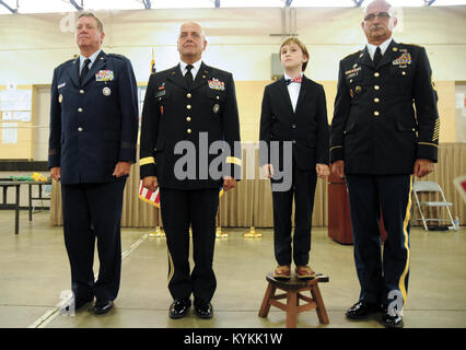 Von links nach rechts, Maj Gen. Edward W. Tonini, Kentucky Adjutant General, neu gefördert Brig. Gen. Charles T., Kentucky Assistant Adjutant General, Brooks O'Neal, Jones' Enkel, und Sgt. 1 st. Klasse Dwight Kinder, einen Vertrag Spezialist, United Eigenschaft Staaten und steuerliche Office, stehen an Aufmerksamkeit während Jones' Promotion Zeremonie an der Billy G. Wellman, Boone National Guard Armory Center, Frankfort, Ky. Juli 17, 2015. (Kentucky National Guard Foto von Sgt. Lerone Simmons) Stockfoto