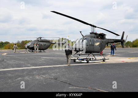 Charlie Co., 1st Bataillon 376 Aviation erhielten ihre ersten UH-72Lakota die Alterung OH-58 Kiowas am Boone National Guard Center, in Frankfort, Ky zu ersetzen. Okt. 22, 2013. Die Lakota ist eine zweimotorige Hubschrauber mit einem einzigen, vier - Main Rotor Blade. Die UH-72 ist eine militärische Version der Eurocopter EC 145 und wird von American Eurocopter Division der EADS North America gebaut. (U.S. Army National Guard Foto: Staff Sgt. Scott Raymond) Stockfoto