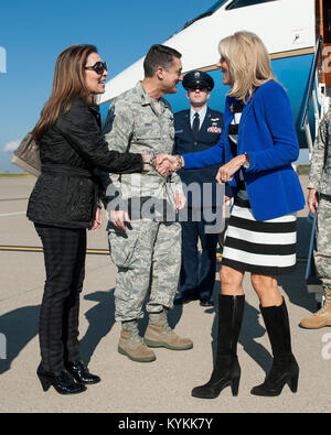 Julissa Hurst, Ehefrau von 123 Airlift Wing Commander Oberst Warren Hurst, grüßt Jill Biden, Ehefrau von Vizepräsident Joe Biden, bei ihrer Ankunft an der Kentucky Air National Guard Base in Louisville, Ky., Nov. 3, 2013. Biden in der Stadt war, Hinterbliebene Tag an den Rennen, das Ereignis, der Churchill Downs Rennbahn die Mitglieder der Familie von Militärs, die starben, während ihr Land zu Ehren zu besuchen. (U.S. Air National Guard Foto von Maj. Dale Greer) Stockfoto