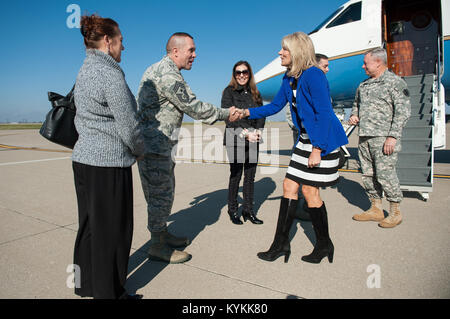 Chief Master Sgt. Ray Dawson, Befehl, Chef der 123 Airlift Wing, grüßt Jill Biden, Ehefrau von Vizepräsident Joe Biden, bei ihrer Ankunft an der Kentucky Air National Guard Base in Louisville, Ky., Nov. 3, 2013. Biden in der Stadt war, Hinterbliebene Tag an den Rennen, das Ereignis, der Churchill Downs Rennbahn die Mitglieder der Familie von Militärs, die starben, während ihr Land zu Ehren zu besuchen. (U.S. Air National Guard Foto von Maj. Dale Greer) Stockfoto