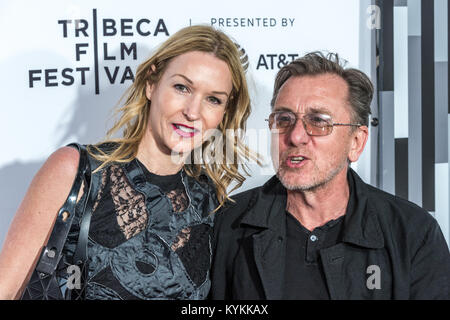 Der britische Schauspieler Tim Roth und seine Frau Nikki Butler Ankommen im New Yorker Beacon Theatre Das "Reservoir Dogs" 25-jähriges Jubiläum screening um Teilnahme an Stockfoto