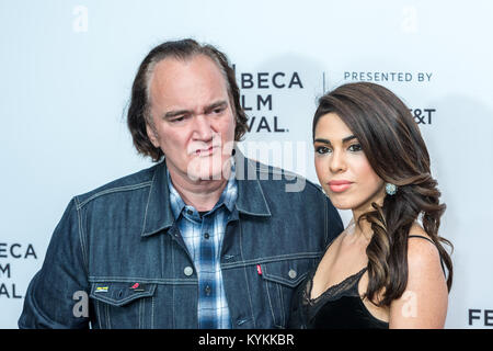 Regisseur Quentin Tarantino und seine Freundin Daniella abholen kommen im New Yorker Beacon Theatre zu den "Reservoir Dogs" 25-jähriges Jubiläum sc teilnehmen Stockfoto