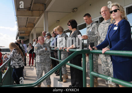 Familien der gefallenen Service Mitglieder gesammelt für die 4. jährliche AHV" bei den Rennen in der Churchill Downs in Louisville, Ky., Nov. 3, 2013. (U.S. Army National Guard Foto von SPC. Brandy Mort) Stockfoto