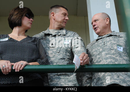 Familien der gefallenen Service Mitglieder gesammelt für die 4. jährliche AHV" bei den Rennen in der Churchill Downs in Louisville, Ky., Nov. 3, 2013. (U.S. Army National Guard Foto von SPC. Brandy Mort) Stockfoto