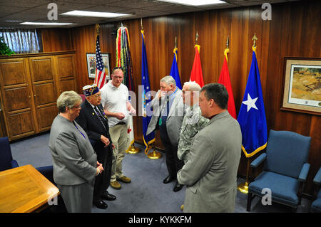 Ein Kentucky Kapitel für Purple Heart Veteranen stellte eine überprüfung Nov. 12 für das Kentucky National Guard Memorial, die gerade dabei sind, Kapital außerhalb der Boone National Guard Zentrum in Frankfort, Ky gebaut werden. Von links nach rechts, Herr Freddie Maggard, Herrn John Bradford-on-Avon, Frau Christene Napier, Leroy Spaulding, Judy Spaulding, Charles Rawlings (Kommandant der Organisation) und Brig Gen. Ben Adams. (US Army National Guard Foto vom Kapitän Stephen Martin). Stockfoto