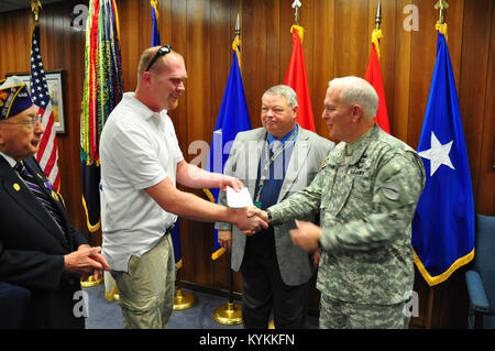 Ein Kentucky Kapitel für Purple Heart Veteranen stellte eine überprüfung Nov. 12 für das Kentucky National Guard Memorial, die gerade dabei sind, Kapital außerhalb der Boone National Guard Zentrum in Frankfort, Ky gebaut werden. Von links nach rechts, Herr Freddie Maggard, Herrn John Bradford-on-Avon, Frau Christene Napier, Leroy Spaulding, Judy Spaulding, Charles Rawlings (Kommandant der Organisation) und Brig Gen. Ben Adams. (US Army National Guard Foto vom Kapitän Stephen Martin). Stockfoto